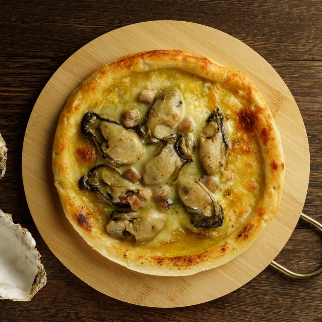 Oyster pizza with plenty of large meat delivered directly from Hiroshima (3 pieces)